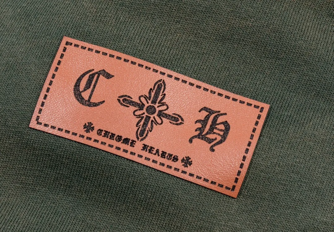 P220 CHROME HEARTS LoGo is fashionable and elegant, with dropped shoulders. The fabric is made of 26s double-yarn combed cotton compact spinning yarn with a weight of 280. It is matched with 1*1 Salona rib. The fabric is fermented and has a loose fit. Color: dark green (washed with holes) size: S～XXL